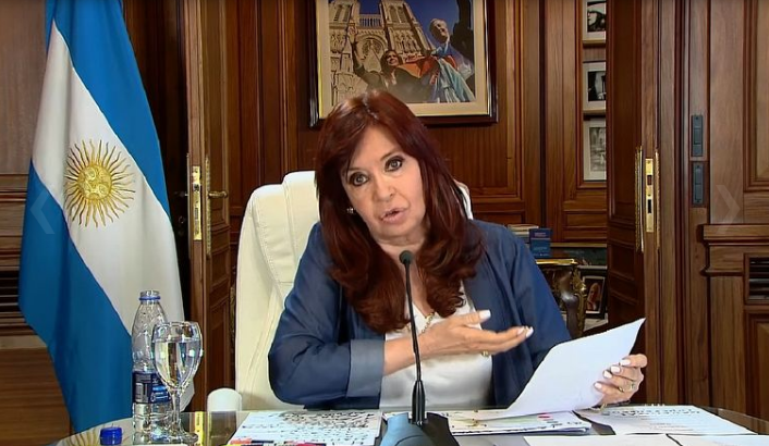 En este momento estás viendo Cristina Kirchner cruzó el discurso de Javier Milei en Davos: «Dejá que cada uno tenga la familia que quiera»