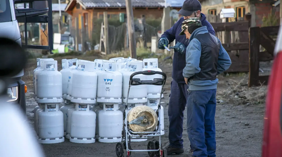 En este momento estás viendo Comenzó el reparto de garrafas del Plan Calor Gas en Bariloche