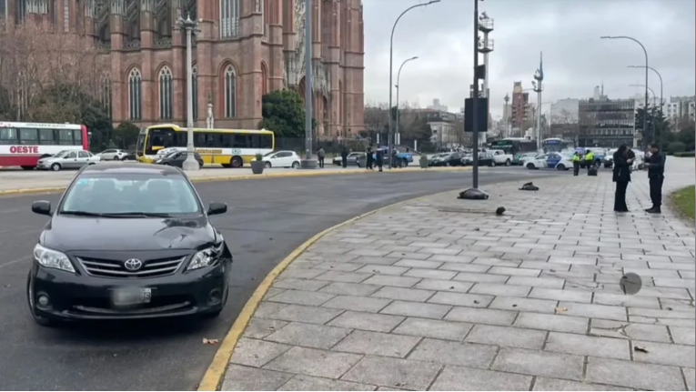 Lee más sobre el artículo Usaba el celular mientras conducía y atropelló a dos empleadas municipales