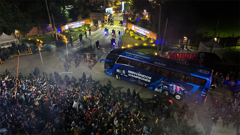 En este momento estás viendo Recibidos por miles de hinchas, los bicampeones de América llegaron a Argentina