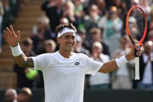 Lee más sobre el artículo Wimbledon: Comesaña eliminó al 6 del mundo en su debut en el Grand Slam