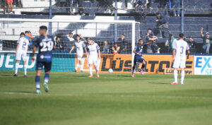 Lee más sobre el artículo Independiente Rivadavia venció a Independiente de Avellaneda con gol de Sebastián Villa y sigue sumando