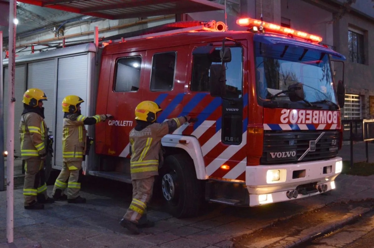 Lee más sobre el artículo Pérdidas totales tras incendio en una casa y cuatro personas hospitalizadas