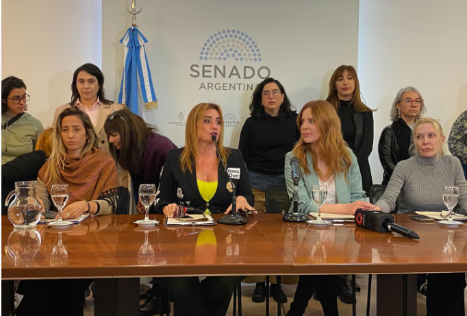 En este momento estás viendo Dura denuncia contra el periodista Pedro Brieger: 19 mujeres lo acusaron por acoso sexual