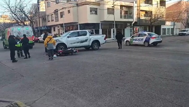 En este momento estás viendo Cipolletti: siniestro vial  entre una camioneta y una moto