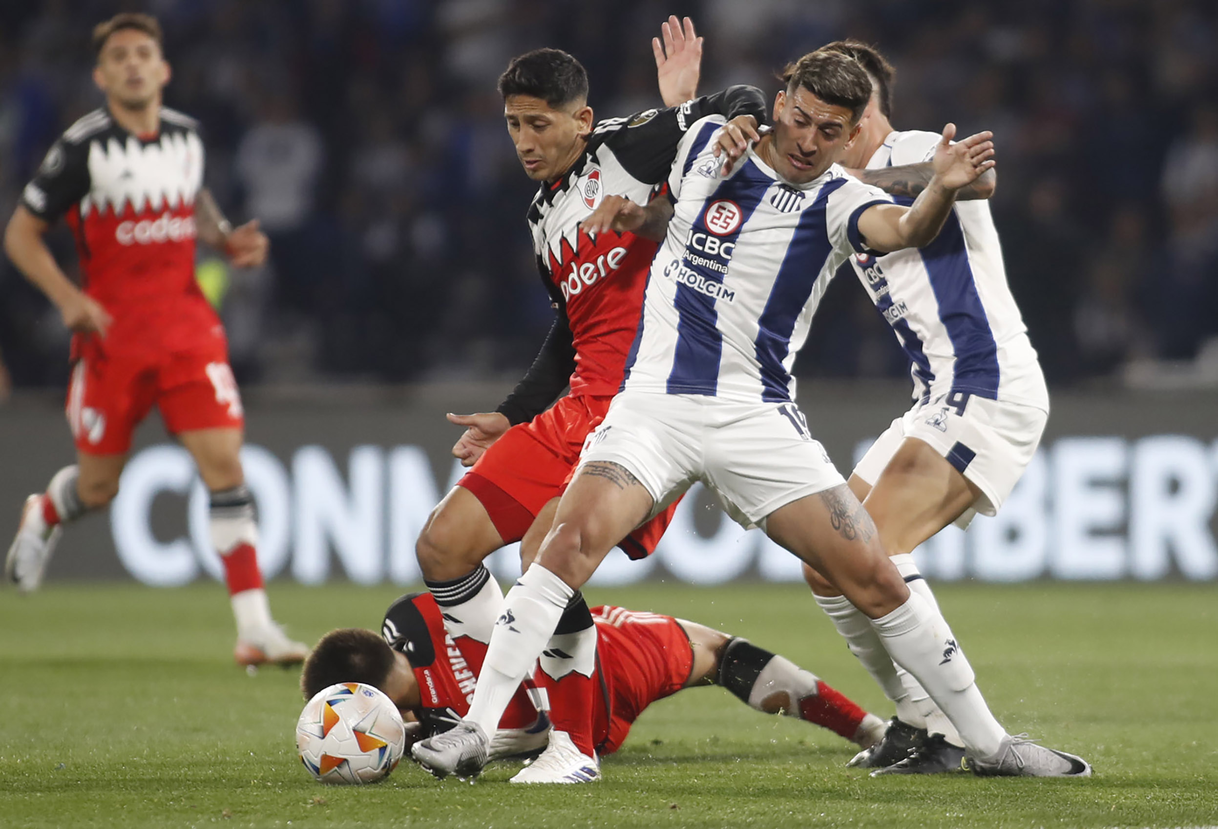 En este momento estás viendo Copa Libertadores: River aprovechó el hombre de más y le ganó 1 a 0 a Talleres por los octavos de final