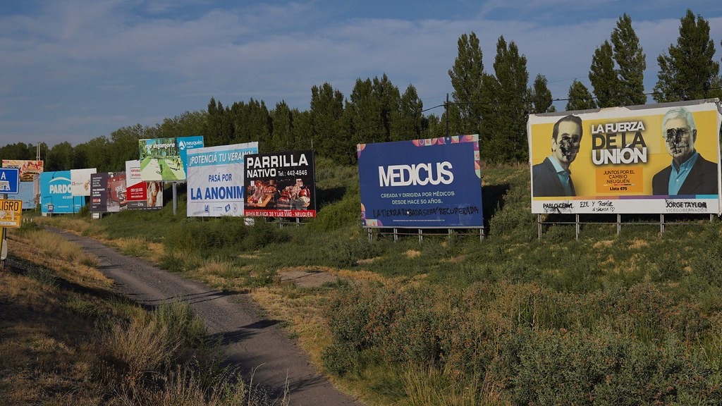 En este momento estás viendo Cipolletti continúa con el retiro de cartelería no autorizada