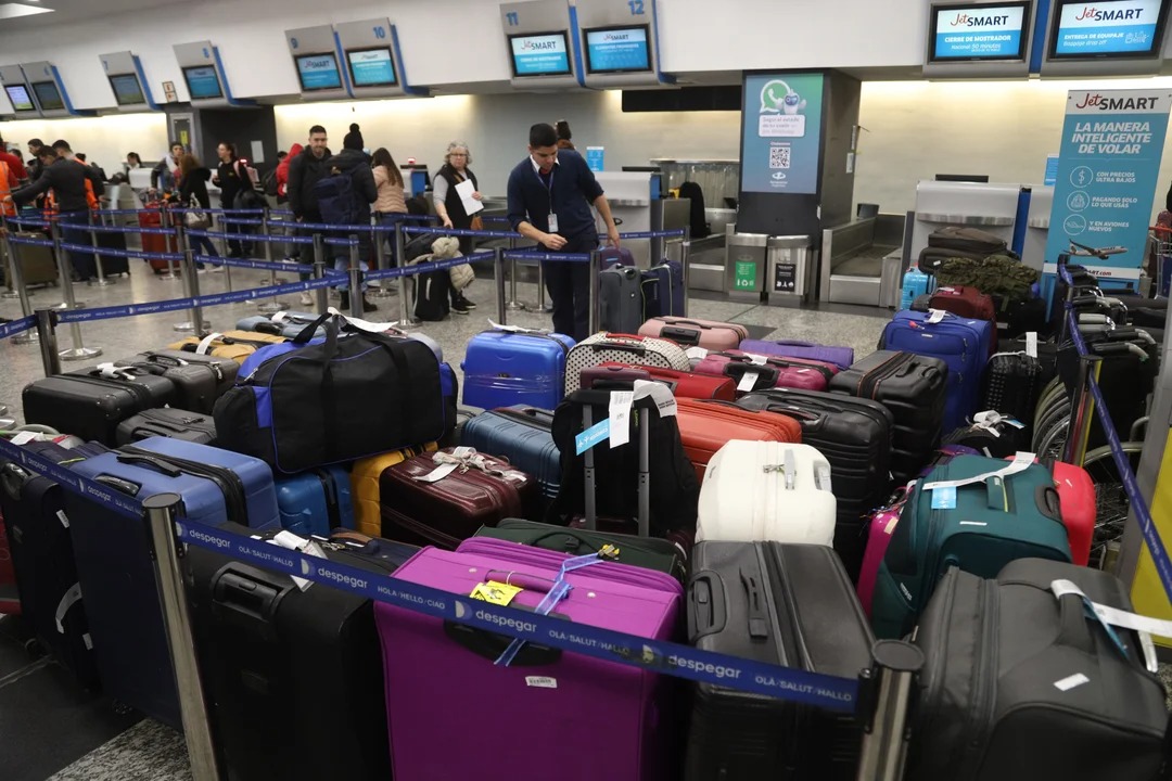 En este momento estás viendo Comienzan a normalizarse los vuelos en Aeroparque tras las asambleas de gremios aeronáuticos