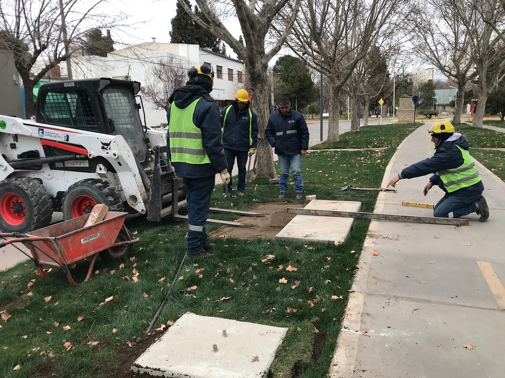 Lee más sobre el artículo Comenzaron a instalar el mobiliario del paseo urbano de Alem