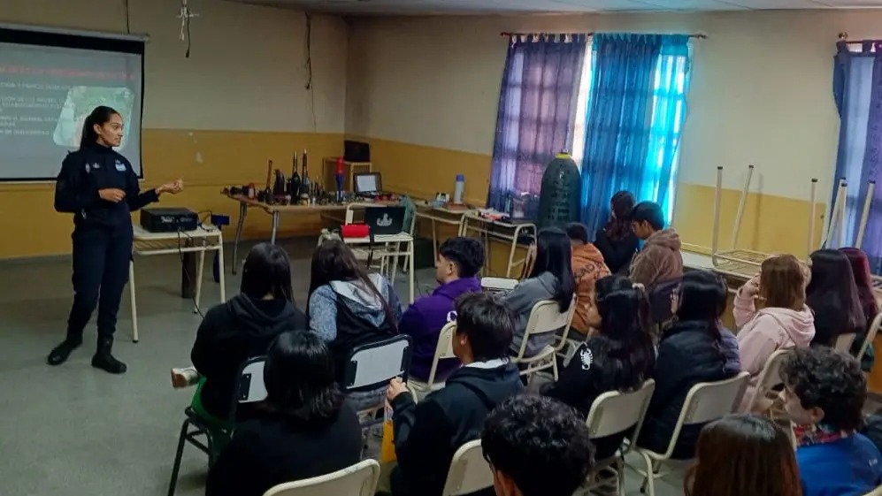 En este momento estás viendo La Brigada de Explosivos dio charlas de concientización en escuelas de Roca