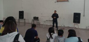 Lee más sobre el artículo La Brigada de Explosivos dio un taller en una escuela de Cipolletti sobre falsas amenazas de bomba