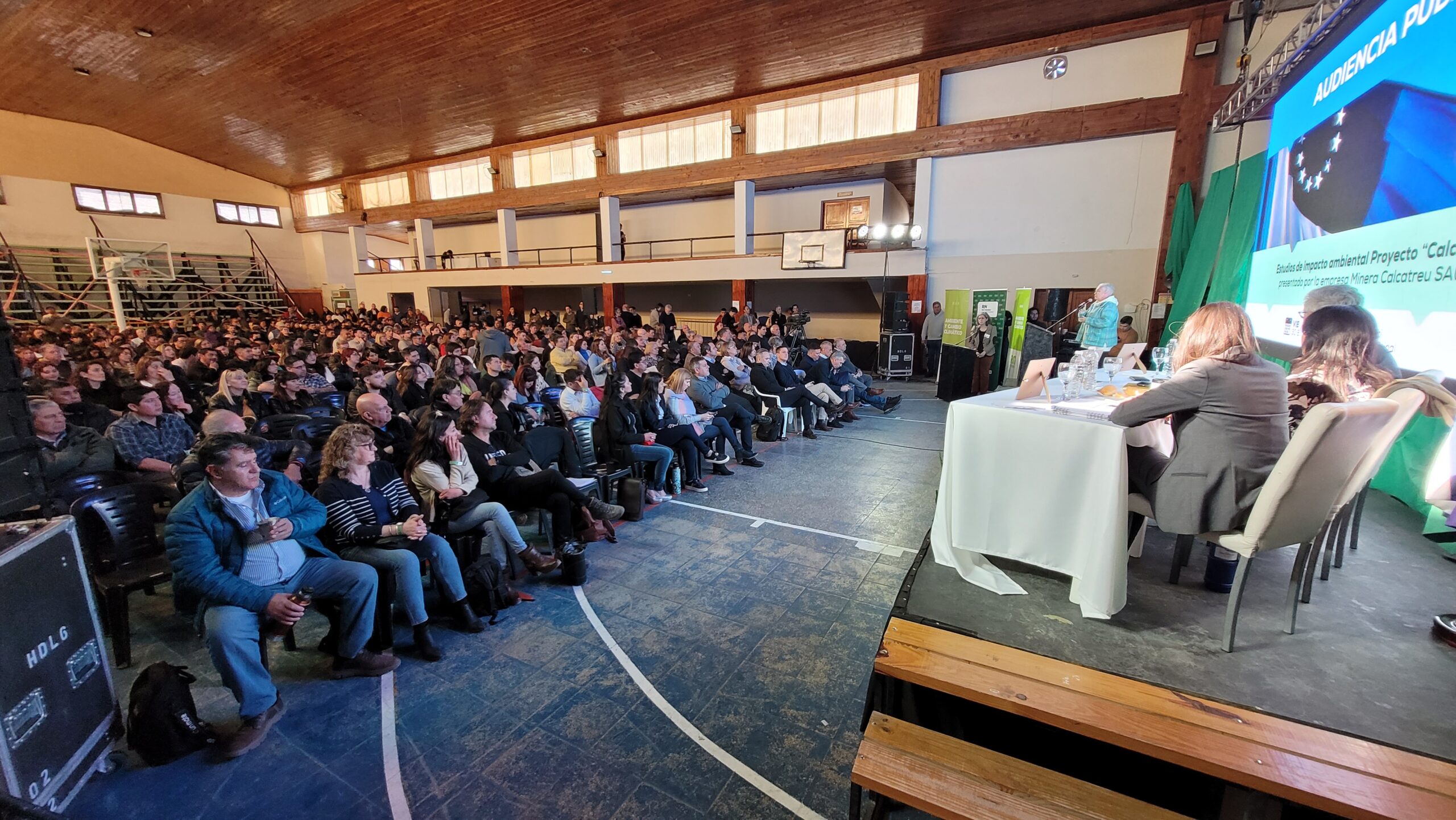 Lee más sobre el artículo Histórico: comenzó la Audiencia Pública en Ingeniero Jacobacci para debatir el Proyecto Calcatreu