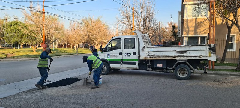 En este momento estás viendo Continúan los trabajos de bacheo en Cipolletti