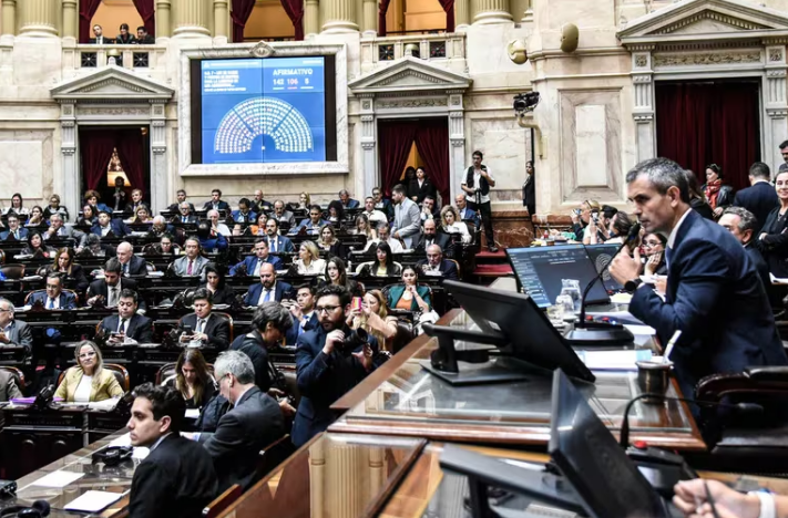 En este momento estás viendo El oficialismo consiguió quórum y Diputados trata la Ley Finocchiaro que obliga a las escuelas a abrir los días de paro