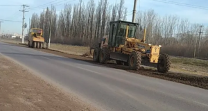 Lee más sobre el artículo Vialidad Rionegrina acondiciona banquinas en la Ruta Provincial N° 65