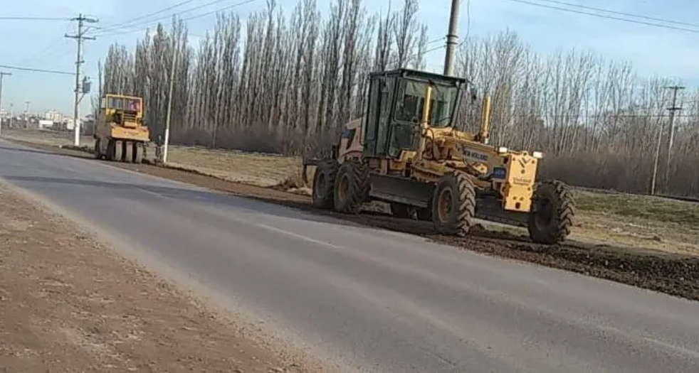 En este momento estás viendo Vialidad Rionegrina acondiciona banquinas en la Ruta Provincial N° 65