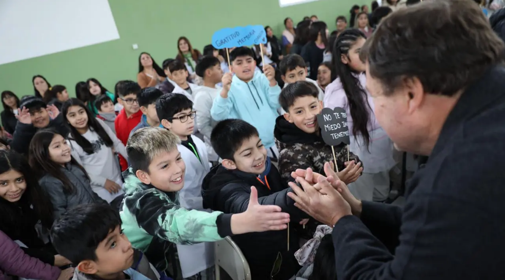 En este momento estás viendo Weretilneck convocó a discutir una nueva ley de educación