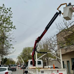 Lee más sobre el artículo Siguen trabajando en el recambio de luminarias en Cipolletti