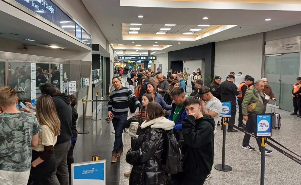 En este momento estás viendo Paro de pilotos de Aerolíneas: 150 vuelos y más de 15 mil pasajeros afectados