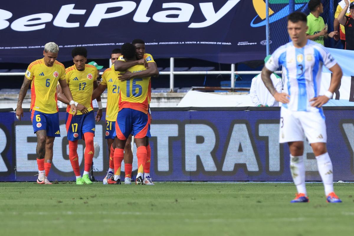 En este momento estás viendo Argentina cayó ante Colombia en Barranquilla con un polémico penal para el local