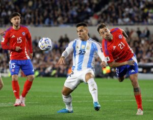 Lee más sobre el artículo Argentina goleó a Chile por 3-0 en el “Monumental” y afianza su liderazgo