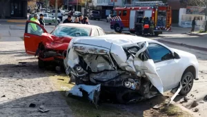 Lee más sobre el artículo Embistió un auto estacionado a toda velocidad