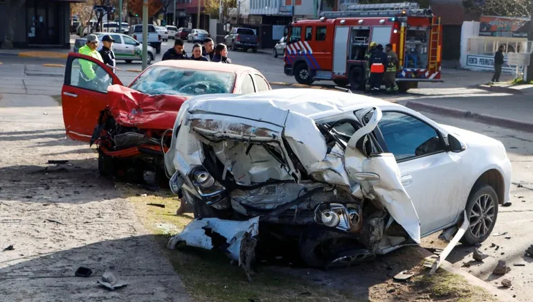 En este momento estás viendo Embistió un auto estacionado a toda velocidad