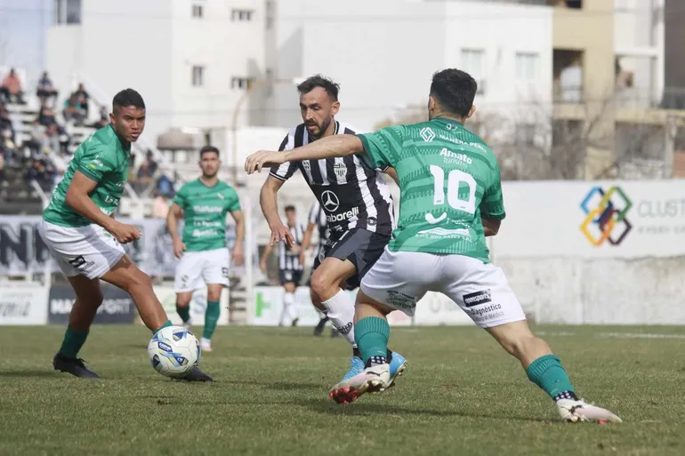 En este momento estás viendo Cipolletti empató de local ante Ferro de Pico y salvó la categoría