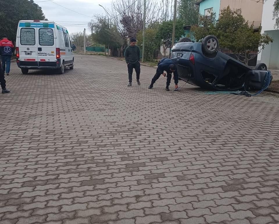 En este momento estás viendo Exceso de velocidad provocó un autovuelco en Cinco Saltos