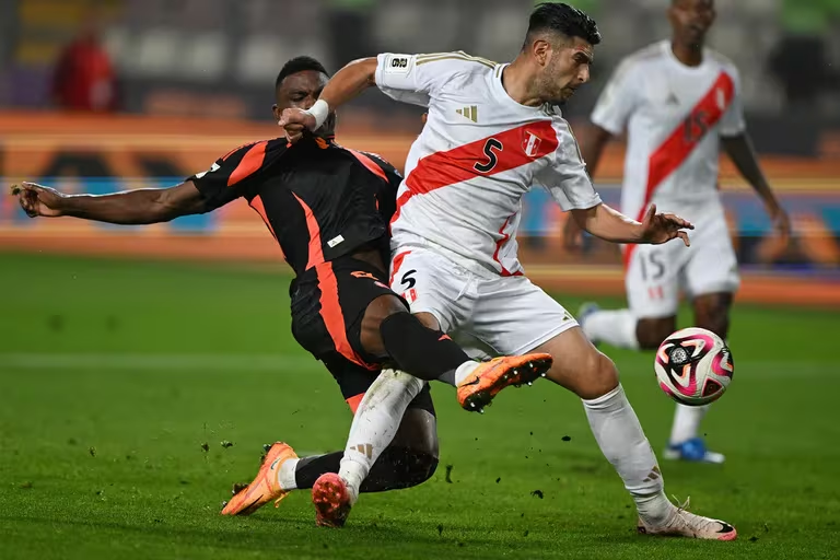 Lee más sobre el artículo Colombia salvó su invicto sobre la hora en el empate 1-1 contra Perú