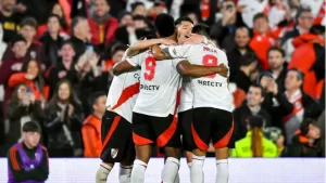 Lee más sobre el artículo River mostró su poderío, goleó 4-1 a Atlético Tucumán y no se baja de la pelea