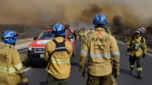 Lee más sobre el artículo Incendios en Córdoba: un detenido en Capilla del Monte mientras el fuego avanza sobre Calamuchita