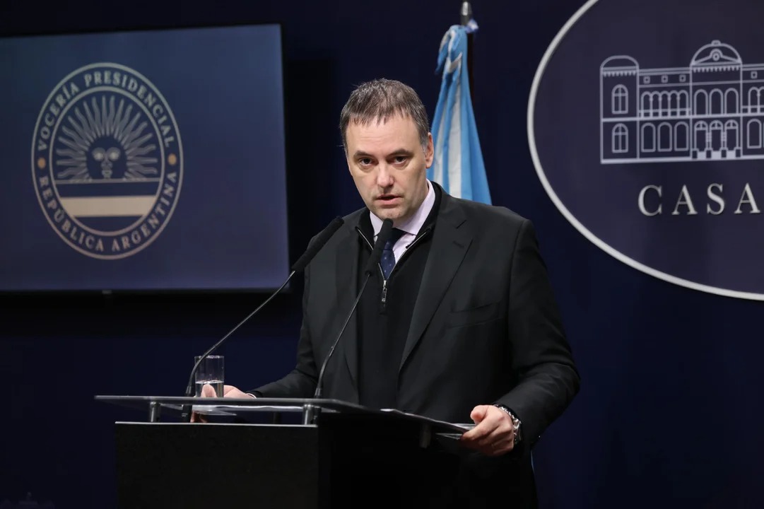 En este momento estás viendo Adorni anunció que recortaron 1500 empleados de Aerolíneas Argentinas