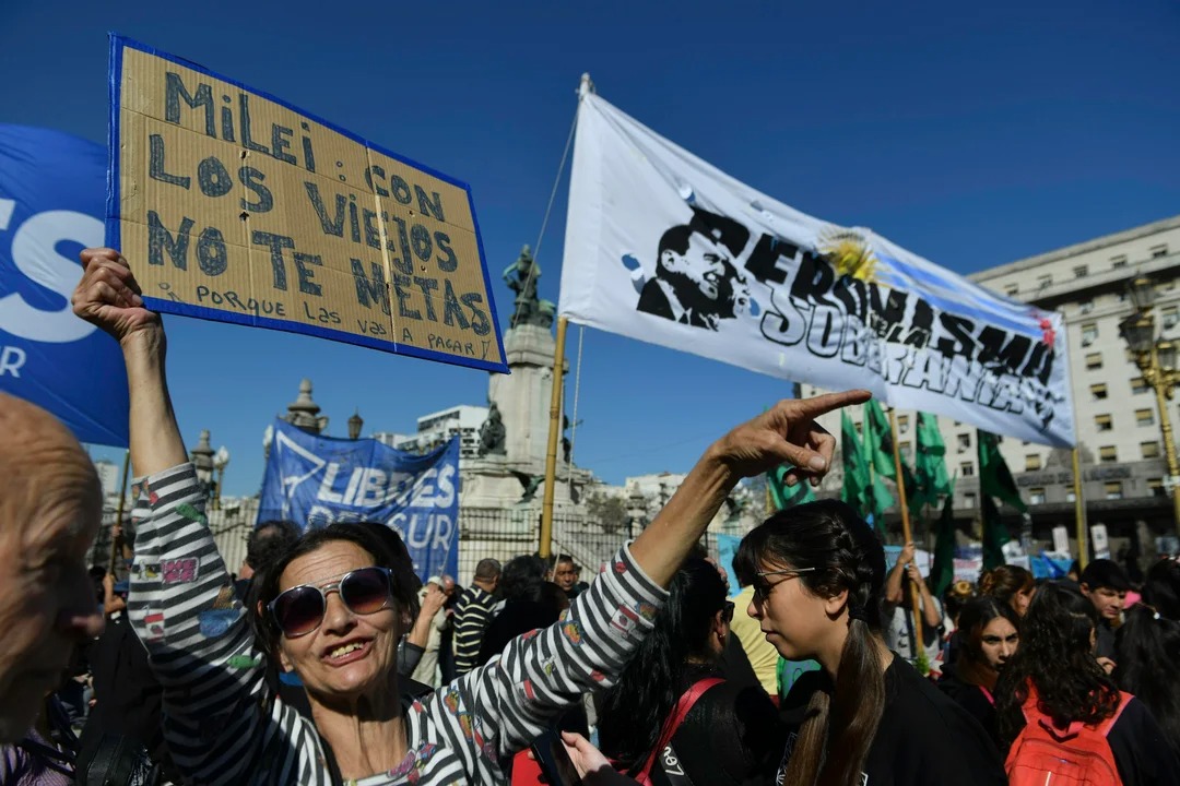 Lee más sobre el artículo Corte de tránsito e incidentes frente al Congreso con los jubilados