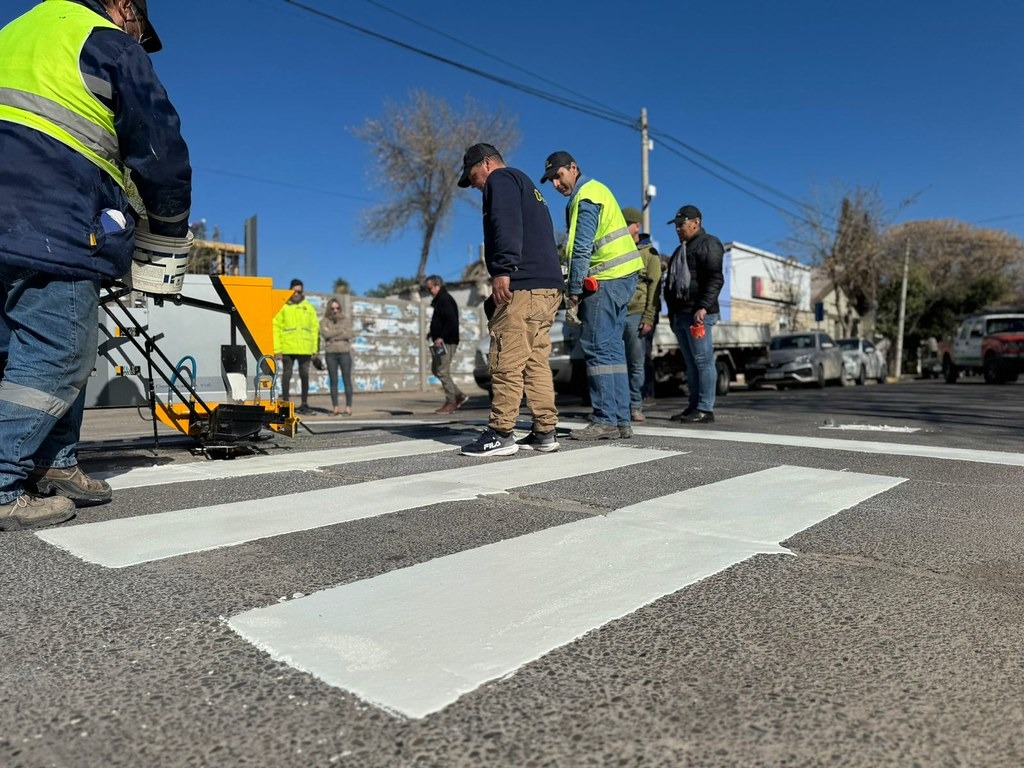 En este momento estás viendo Cipolletti estrena máquina de demarcación vial