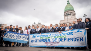 Lee más sobre el artículo Aeronavegantes y gremios del transporte marchan al Congreso para rechazar la privatización de Aerolíneas