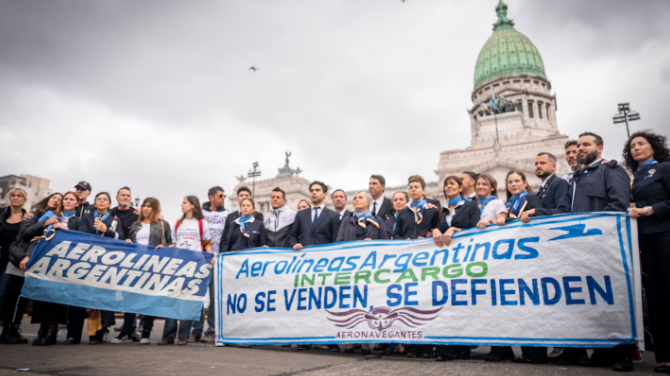 En este momento estás viendo Aeronavegantes y gremios del transporte marchan al Congreso para rechazar la privatización de Aerolíneas