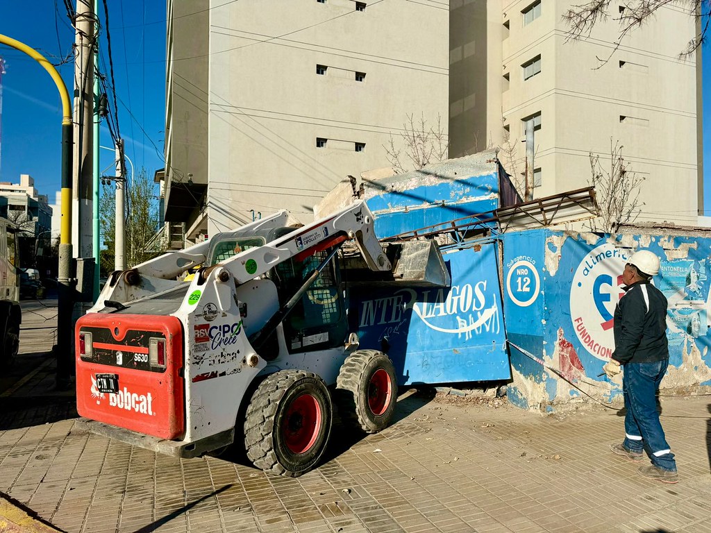 En este momento estás viendo Cipolletti: limpieza y demolición en calles Mengelle y O’Higgins