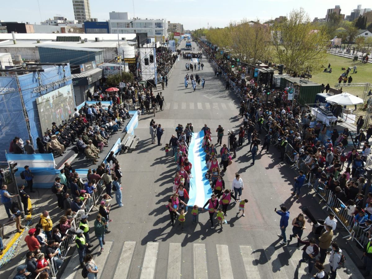 En este momento estás viendo Con inauguraciones y desfile, Neuquén celebra hoy su aniversario