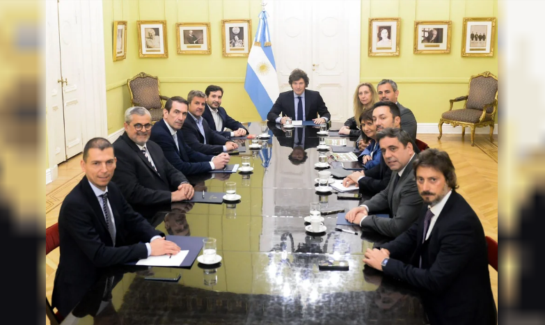 En este momento estás viendo Milei recibe con un asado en Olivos a los diputados que avalaron el veto a las jubilaciones