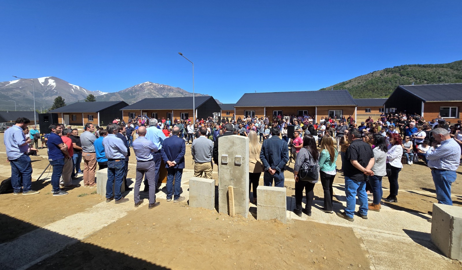 En este momento estás viendo Provincia entregó 100 viviendas en el barrio El Frutillar de Bariloche