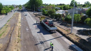 Lee más sobre el artículo Inician los trabajos de bacheo y reparación de calle Illia: obras de ensanchamiento y mejoras viales