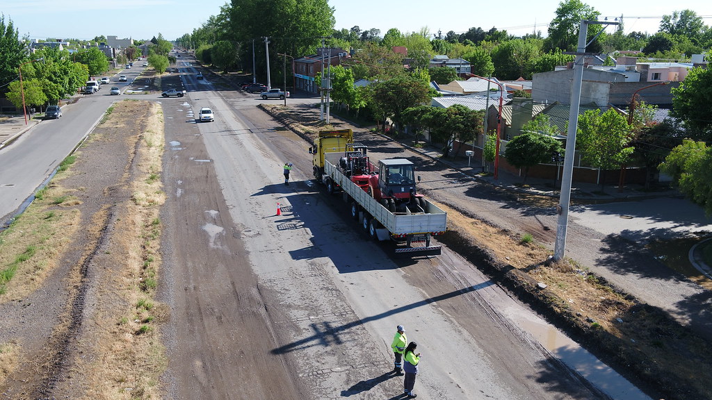 En este momento estás viendo Inician los trabajos de bacheo y reparación de calle Illia: obras de ensanchamiento y mejoras viales