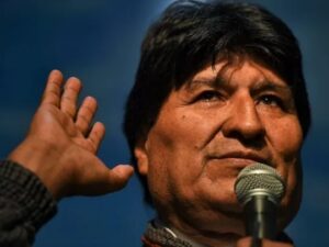 Lee más sobre el artículo Bolivia: le dispararon 14 tiros al vehículo en el que iba Evo Morales