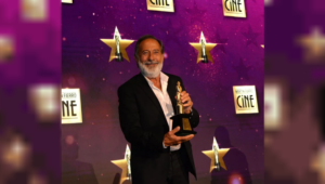 Lee más sobre el artículo Guillermo Francella se llevó el Martín Fierro de Oro: «Hermosa noche, ¿verdad?»