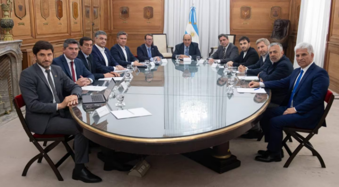 En este momento estás viendo Milei se reúne con los gobernadores de Juntos por el Cambio para negociar apoyos para el Presupuesto 202