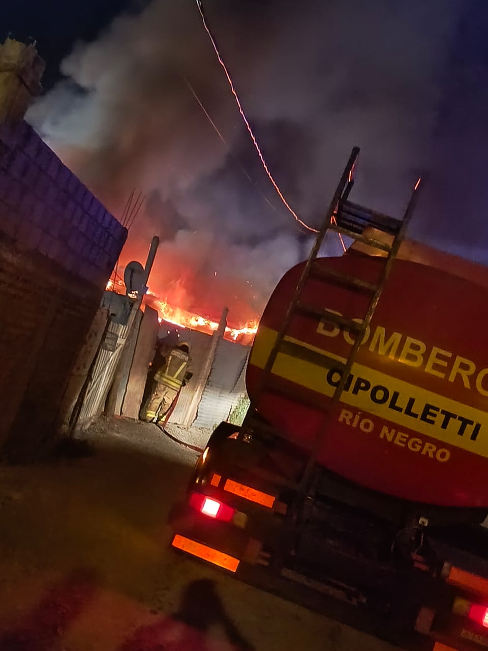 En este momento estás viendo Amenazaron a los bomberos mientras trabajaban en una casa del barrio Martín Fierro