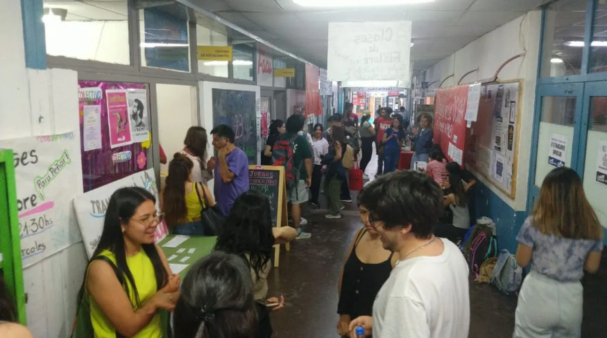 En este momento estás viendo Docentes y no docentes universitarios paran este jueves tras la ratificación del veto