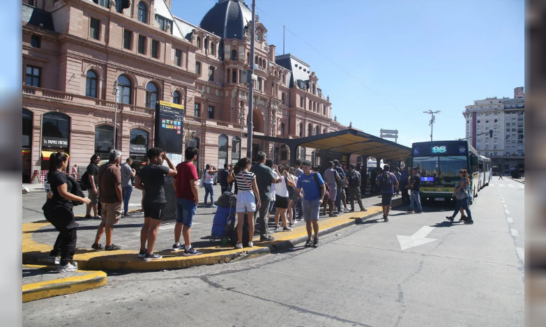 Lee más sobre el artículo El paro involucra a trenes, subtes, camiones y bancos: colectivos sí funcionan