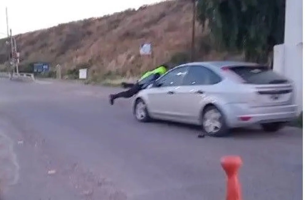 En este momento estás viendo Arrastró a un agente policial al intentar evadir un control en Viedma